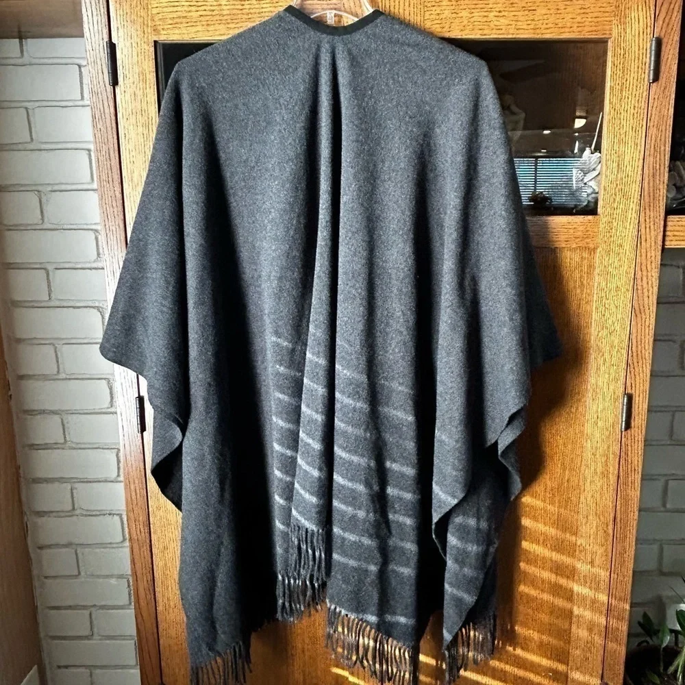 L’AGENCE Wool / Cashmere Fringed Gray Cape | One Size